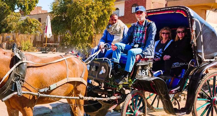 Un grupo de personas montando en un carruaje tirado por caballos.