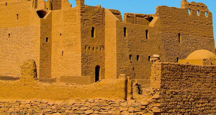 Ruinas de una antigua fortaleza de piedra bajo un cielo despejado.