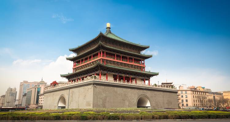 La histórica Torre de la Campana de Xi'an se alza solitaria contra un cielo azul intenso.