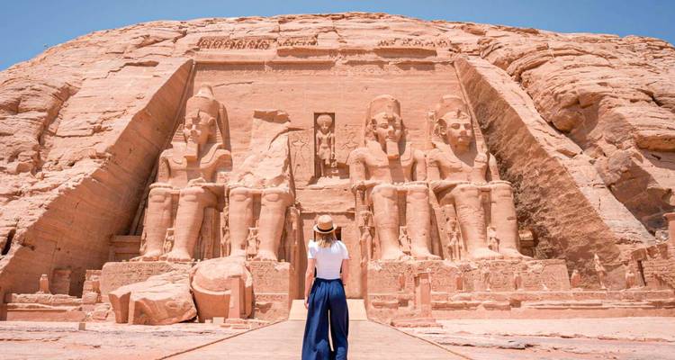 Personne marchant vers les temples d'Abou Simbel.