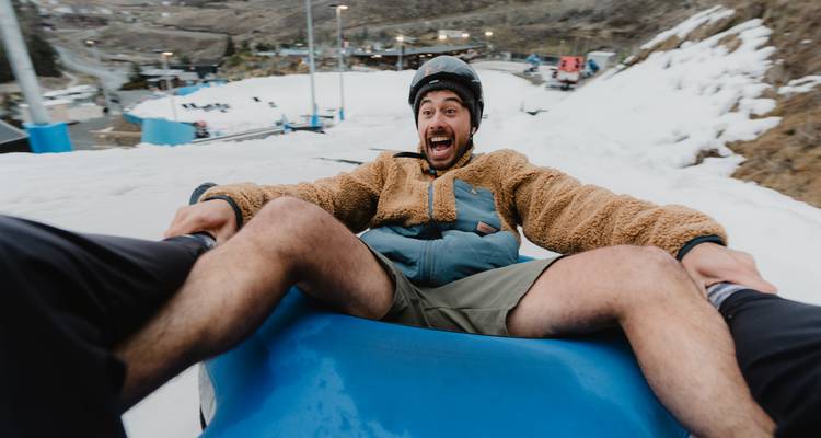 Personne glissant sur une colline enneigée sur une bouée gonflable.
