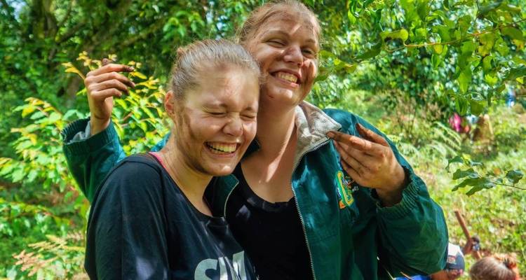 Deux femmes riant et profitant de la nature.
