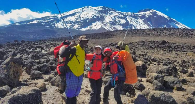 Groupe de randonneurs avec le mont Kilimandjaro en arrière-plan