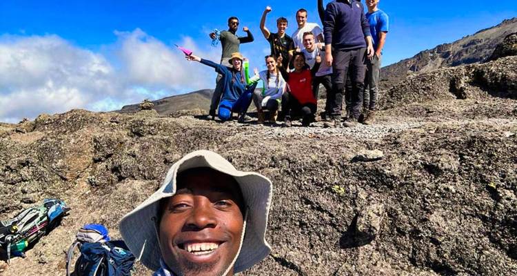 Groupe de randonneurs avec un paysage de montagne en arrière-plan