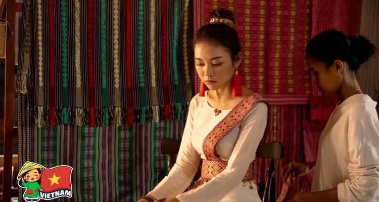 Frau in traditioneller Kleidung mit Textilien