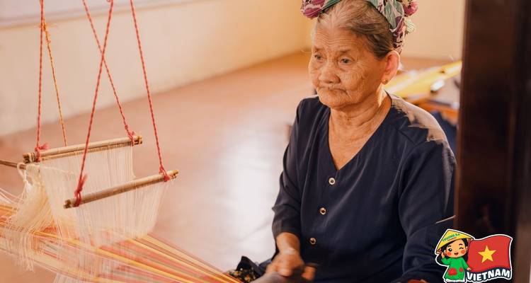 Ältere Frau webt in einer Werkstatt