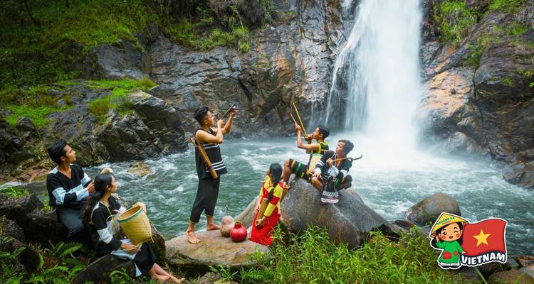 Gruppe spielt traditionelle Musik an einem Wasserfall