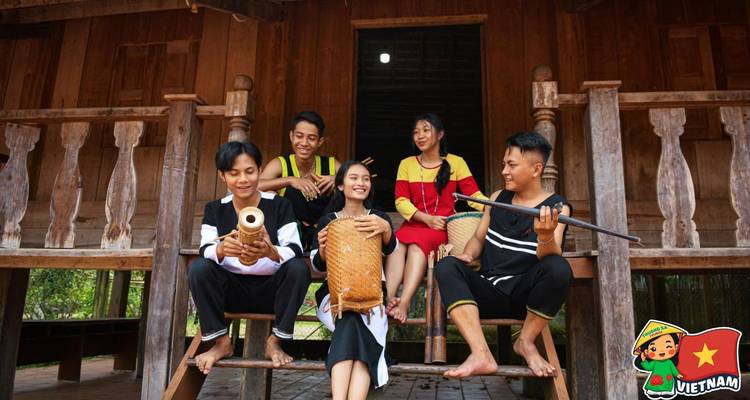 Gruppe sitzt auf einer traditionellen Holzveranda