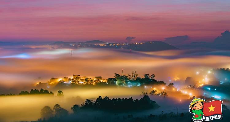 Dorflandschaft bei Sonnenaufgang mit Nebel