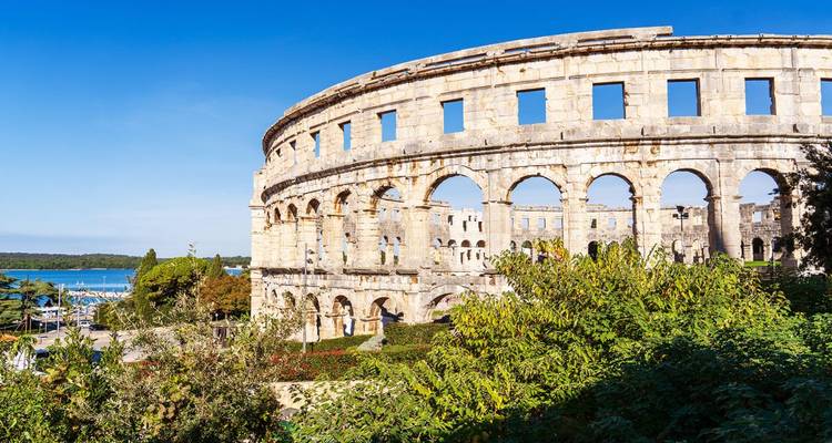 Amphithéâtre avec un ciel bleu dégagé en arrière-plan.
