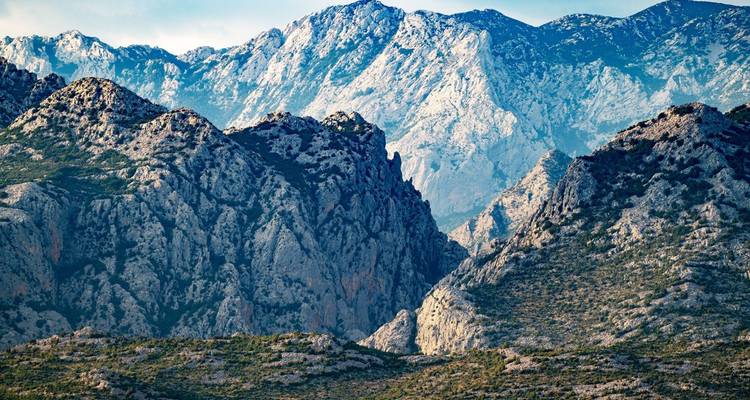 Montagnes escarpées sous un ciel bleu limpide.