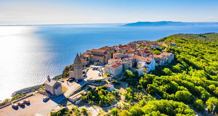 Village perché avec vue sur la mer.