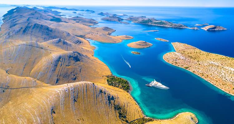 Vue aérienne d'îles diverses entourées d'une eau bleue cristalline.