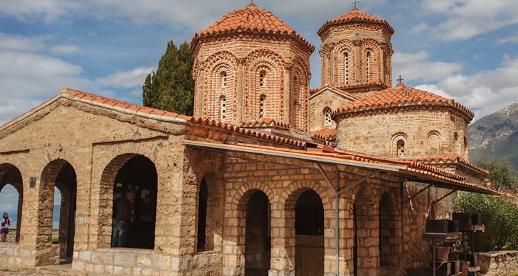Iglesia histórica contra un telón de fondo montañoso.