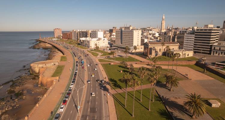 Vue aérienne d'une ville avec une promenade côtière et des bâtiments.