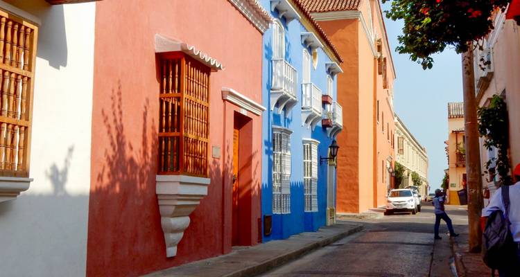Rue coloniale colorée avec une personne qui marche.
