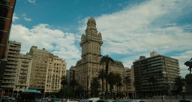 Scène urbaine avec un bâtiment historique emblématique et des structures modernes.