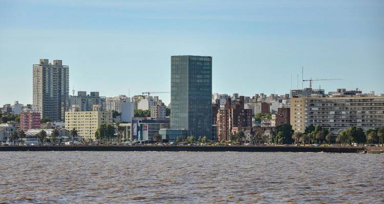 Vue d'horizon à travers une grande étendue d'eau avec des bâtiments de la ville.