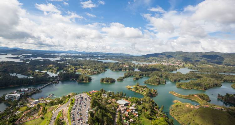 Vue aérienne d'une zone avec des lacs et un terrain luxuriant.