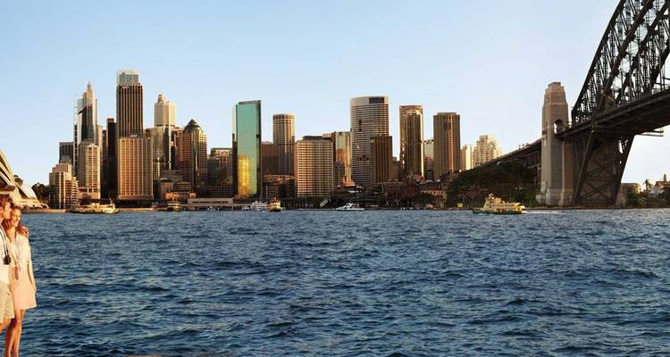 Stadtansicht von Sydney mit einer Brücke im Vordergrund und Menschen am Ufer.