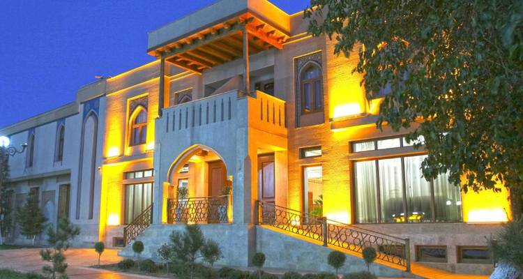 Ein gut beleuchtetes modernes Hotelgebäude am Abend.