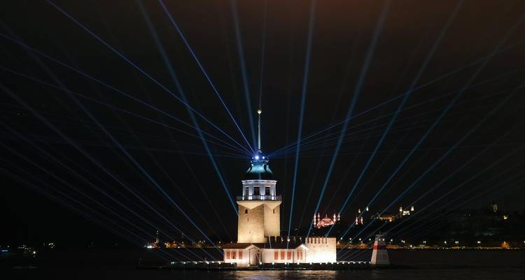 Tour de la Jeune Fille illuminée la nuit à Istanbul.