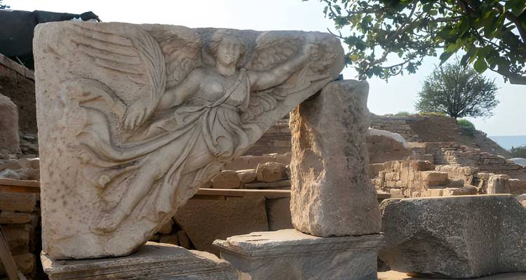 Ruines anciennes avec relief de pierre sculptée.