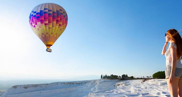 Montgolfière survolant les terrasses de travertin de Pamukkale.