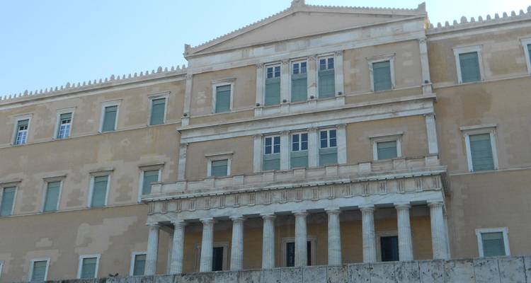 Ein großes neoklassizistisches Gebäude mit Steinsäulen, möglicherweise ein Regierungsgebäude oder Museum.