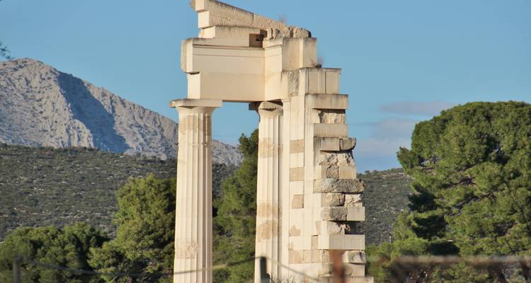 Colonnes antiques avec un arrière-plan de montagne.