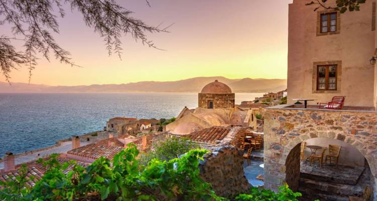Vue côtière pittoresque de Monemvasia au coucher du soleil.