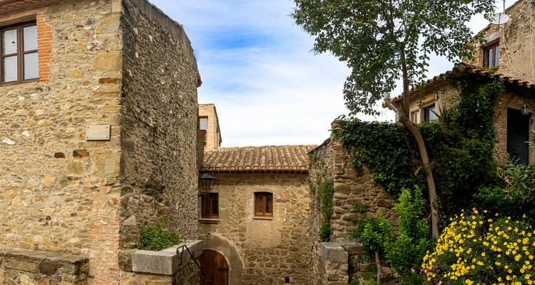 Bâtiments en pierre et une rue étroite, typiques de Nauplie.