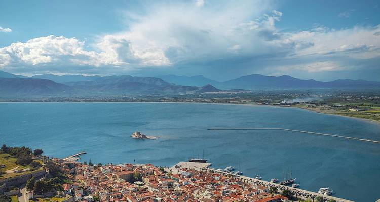 Vue aérienne de Nauplie et du littoral environnant.