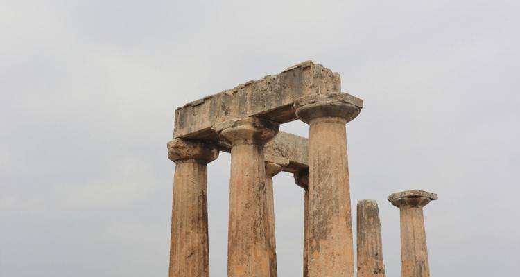 Ruines de colonnes antiques contre un ciel gris.