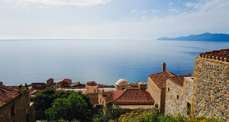 Vue sur la mer depuis la Monemvasia historique avec un ciel dégagé.