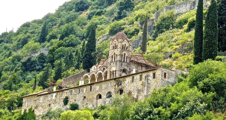 Église historique construite dans la colline à Mystras.
