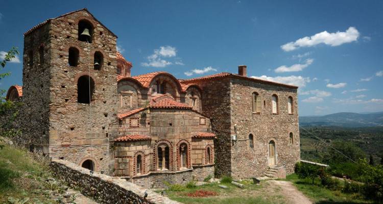 Église traditionnelle en pierre avec toit de tuiles rouges à Mystras.