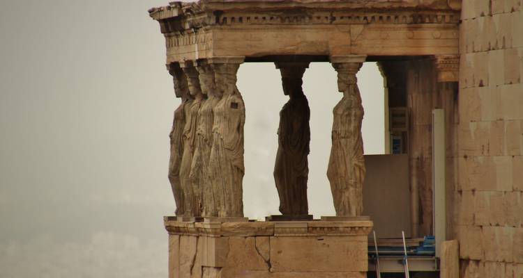 Le Portique des Caryatides vu sous un angle différent à l'Acropole, Athènes.