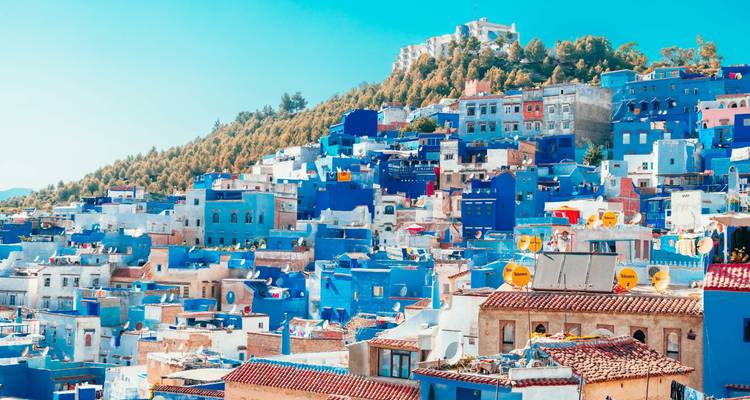 Die blauen Gebäude von Chefchaouen, die einen Hang hinunterkaskadieren.