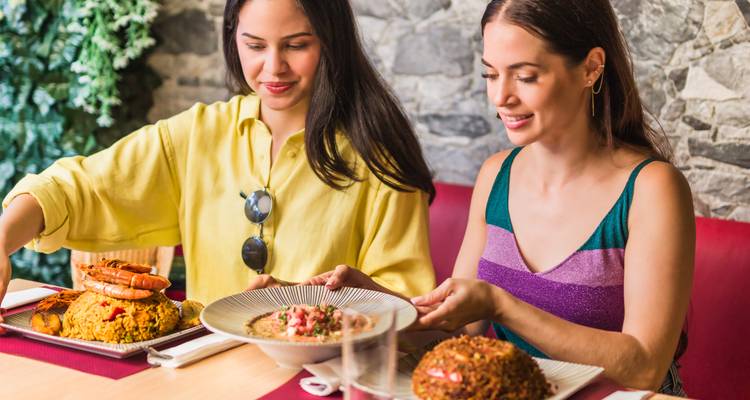 Deux femmes qui savourent un repas au restaurant.