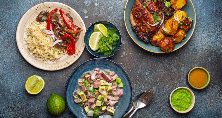 Vue de dessus de divers plats traditionnels avec un accent sur les textures.