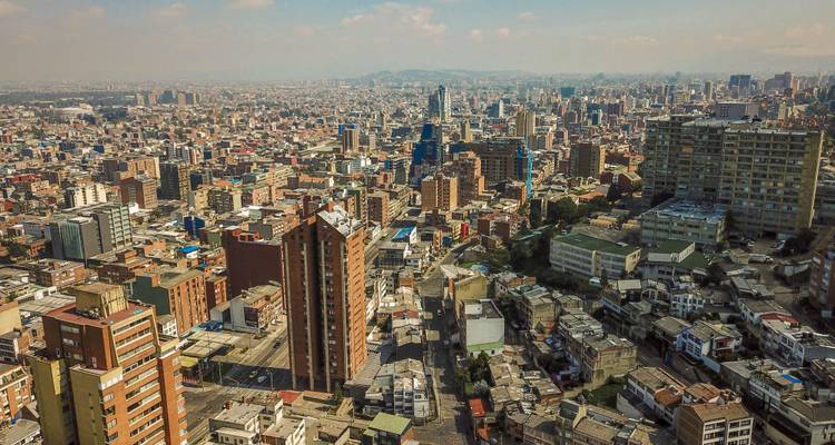Vue aérienne d'une zone urbaine étendue sous un ciel brumeux.