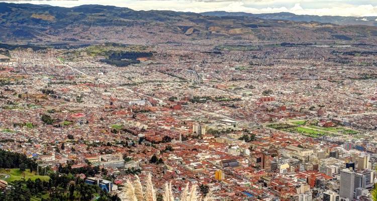 Vue aérienne étendue d'une zone métropolitaine sous un ciel nuageux.
