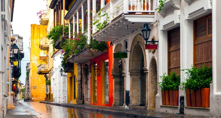 Rue coloniale colorée avec des conceptions architecturales complexes.