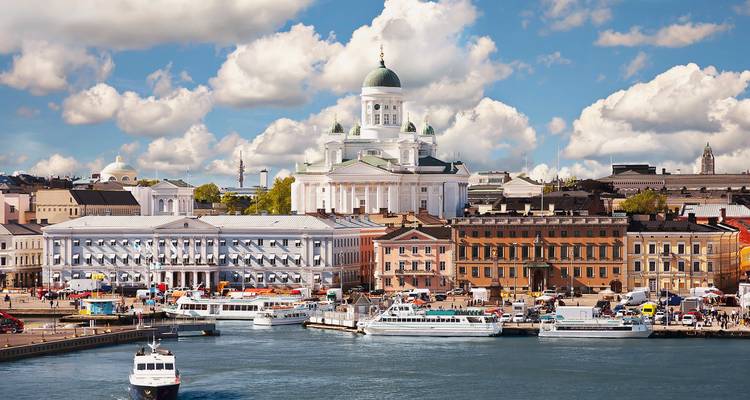 Vue d'Helsinki avec des bateaux et une cathédrale.