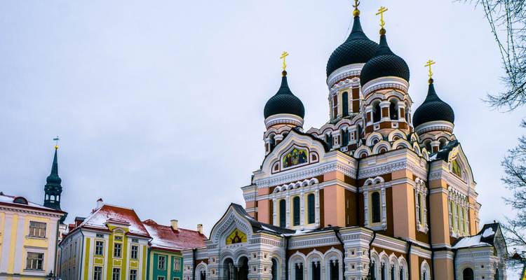 Cathédrale orthodoxe avec dômes en bulbe en hiver.
