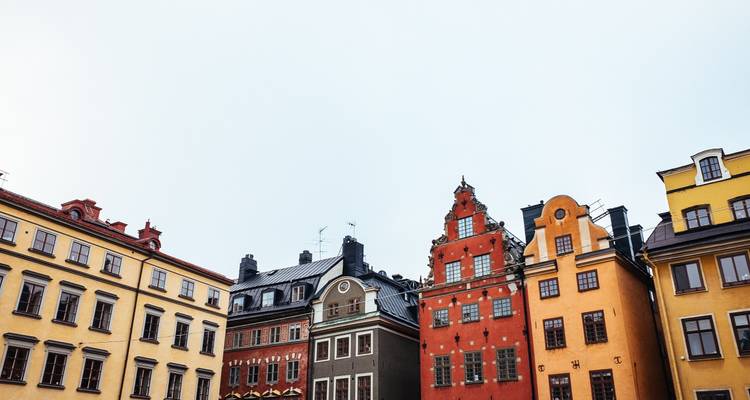 Anciens bâtiments colorés sous un ciel nuageux.