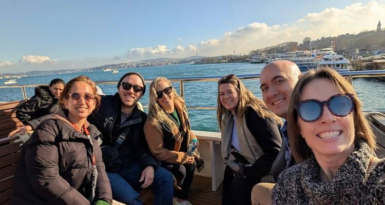Groupe profitant d'une promenade en bateau par une journée ensoleillée.