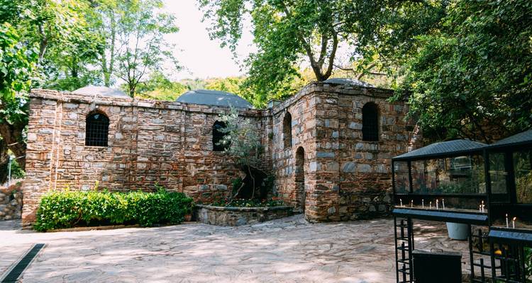 Bâtiment en pierre dans un jardin luxuriant