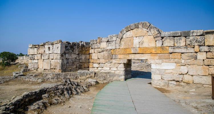 Ruines d'une ancienne structure de pierre.